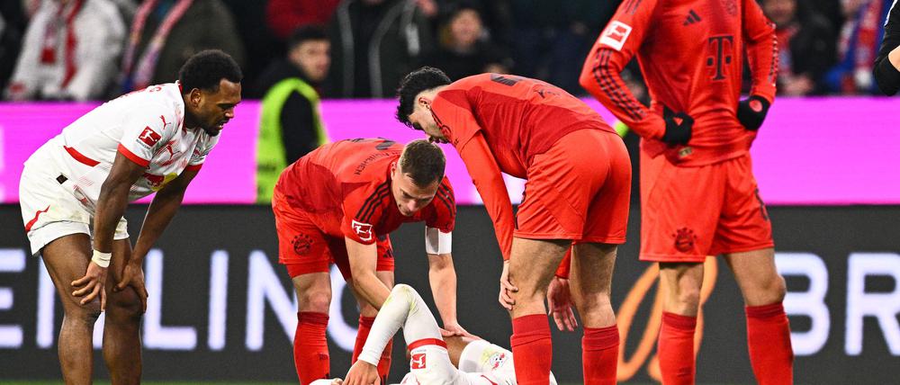 Benjamin Henrichs (M) liegt schwer verletzt am Boden.