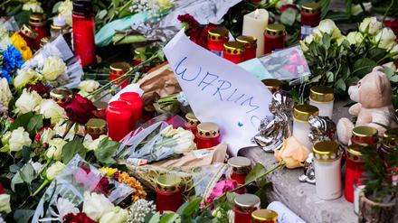 „Warum?“ steht auf einem Zettel an einem Gedenkort für die Toten und Verletzten der Attacke.