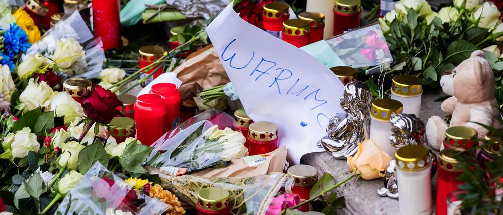 „Warum?“ steht auf einem Zettel an einem Gedenkort für die Toten und Verletzten der Attacke.