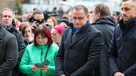 Tino Chrupalla (M), Vorsitzender der AfD, legt mit anderen aus der Partei Blumen am offiziellen Gedenkort an der Johanniskirche nieder.