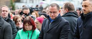 Tino Chrupalla (M), Vorsitzender der AfD, legt mit anderen aus der Partei Blumen am offiziellen Gedenkort an der Johanniskirche nieder.