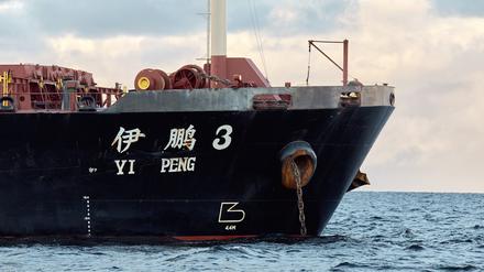 Das chinesische Schiff, der Massengutfrachter «Yi Peng 3», liegt im Kattegat nahe der Stadt Granaa vor Anker.