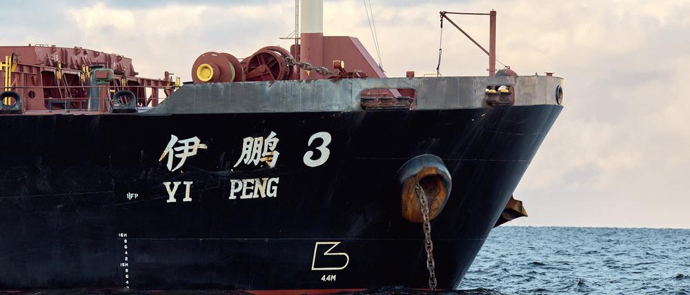 Das chinesische Schiff, der Massengutfrachter «Yi Peng 3», liegt im Kattegat nahe der Stadt Granaa vor Anker.