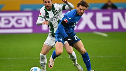Bruun Larsen (r) und Joe Scally kämpfen um den Ball.