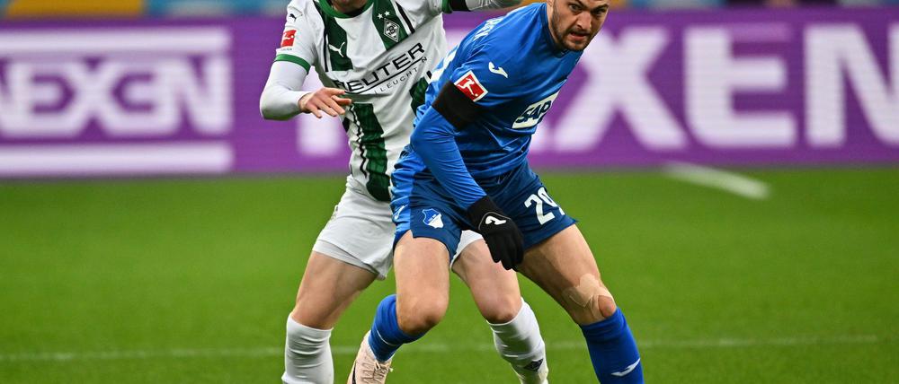 Bruun Larsen (r) und Joe Scally kämpfen um den Ball.
