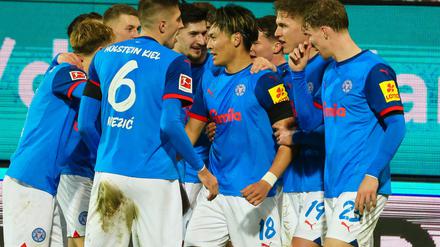 Kiels Shuto Machino (M) bejubelt seinen Treffer zum 4:1 mit der Mannschaft.