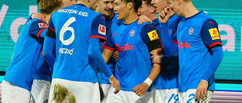 Kiels Shuto Machino (M) bejubelt seinen Treffer zum 4:1 mit der Mannschaft.