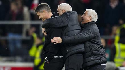 St. Paulis Trainer Alexander Blessin (l.) ließ sich nach dem Sieg in Stuttgart feiern.