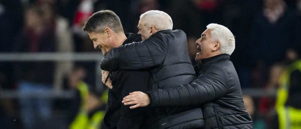 St. Paulis Trainer Alexander Blessin (l.) ließ sich nach dem Sieg in Stuttgart feiern.
