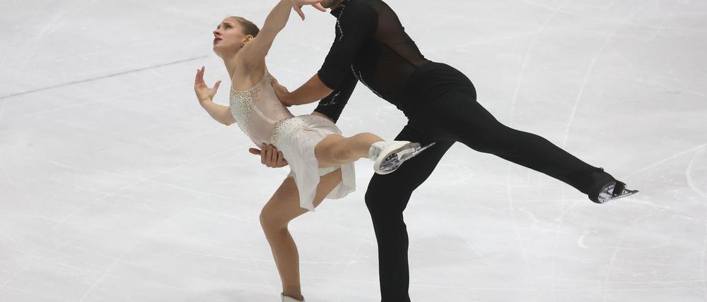 Minerva Hase (l) und Nikita Wolodin verpatzten ihre Kür bei der deutschen Meisterschaft in Oberstdorf, belegten aber trotzdem den ersten Platz.