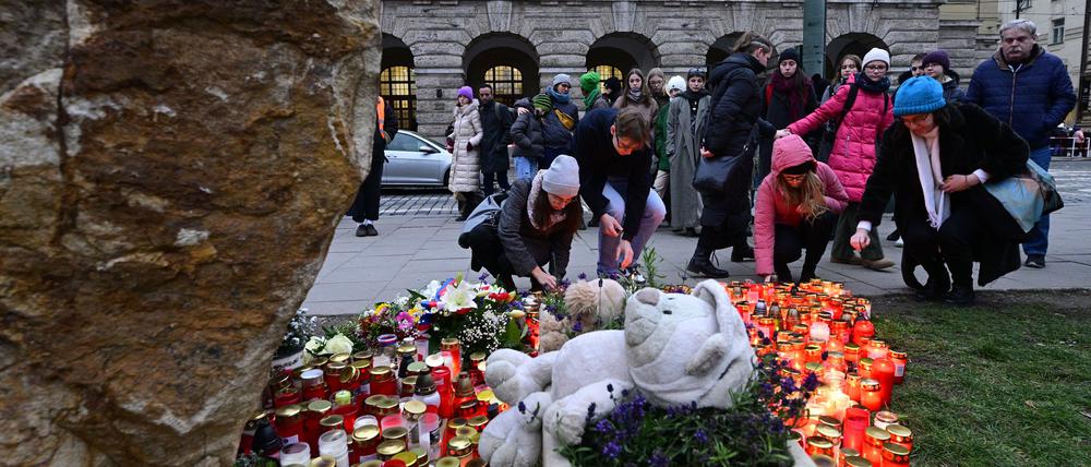 Menschen gedenken der Opfer des Amoklaufs an der Karls-Universität in Prag vor einem Jahr (Foto aktuell).