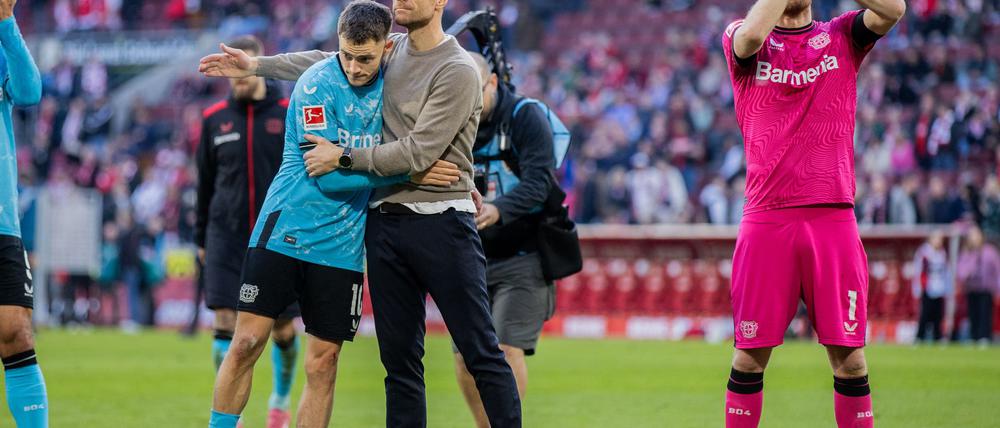 Bleibt das Leverkusener Erfolgsduo? - Florian Wirtz (l) und Xabi Alonso (M).