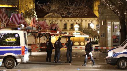 Einsatzfahrzeuge der Polizei stehen vor dem Weihnachtsmarkt in Magdeburg. Nach dem mutmaßlichen Anschlag auf dem Magdeburger Weihnachtsmarkt laufen die Ermittlungen weiter.