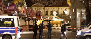 Einsatzfahrzeuge der Polizei stehen vor dem Weihnachtsmarkt in Magdeburg. Nach dem mutmaßlichen Anschlag auf dem Magdeburger Weihnachtsmarkt laufen die Ermittlungen weiter.