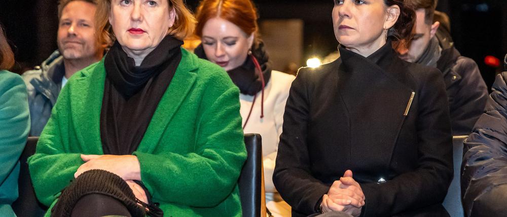 Die beiden Bundesministerinnen Lisa Paus und Annalena Baerbock in der Gedächtniskirche am Breitscheidplatz. 