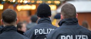 Polizisten patrouillieren auf dem Weihnachtsmarkt in der Potsdamer Innenstadt. 