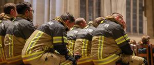 Feuerwehrmänner im Magdeburger Dom.
