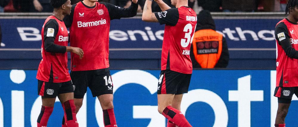 Die Leverkusener freuen sich über den Heimsieg gegen Freiburg.
