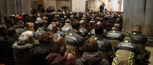 Feuerwehrleute nehmen am Gedenkgottesdienst teil. 