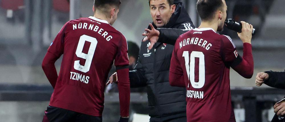 Tipps vom Weltmeister: Trainer Miroslav Klose (M) und sein Stürmer Stefanos Tzimas (L).