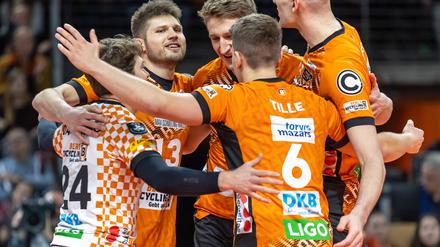 Spieler der Berlin Volleys jubeln nach Punktgewinn.