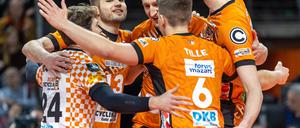 Spieler der Berlin Volleys jubeln nach Punktgewinn.