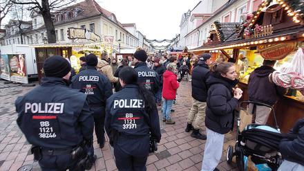 Nach dem Anschlag auf den Magdeburger Weihnachtsmarkt zeigte die Polizei auf dem Potsdamer Weihnachtsmarkt am Samstag deutlich mehr Präsenz an den Zugängen und durch Streifengänge über den Markt.