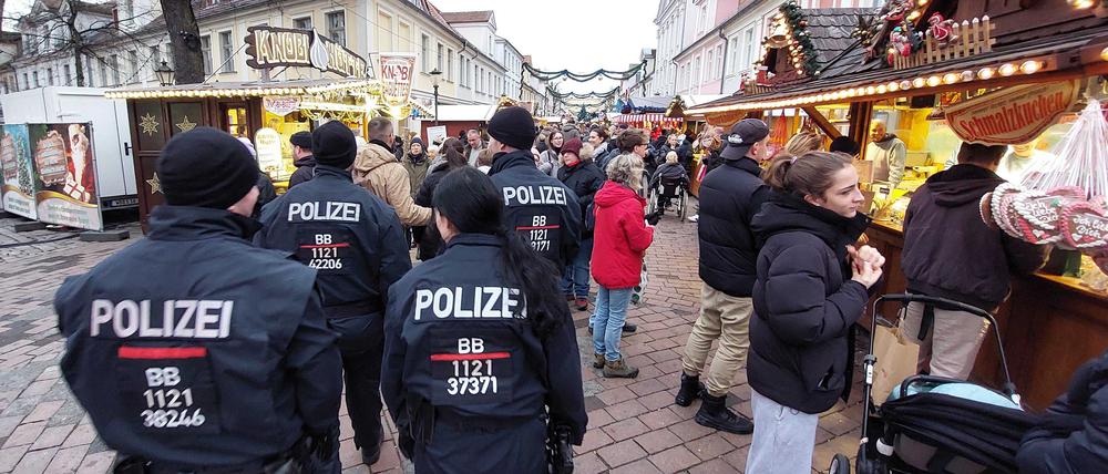 Nach dem Anschlag auf den Magdeburger Weihnachtsmarkt zeigte die Polizei auf dem Potsdamer Weihnachtsmarkt am Samstag deutlich mehr Präsenz an den Zugängen und durch Streifengänge über den Markt.