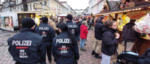 Nach dem Anschlag auf den Magdeburger Weihnachtsmarkt zeigte die Polizei auf dem Potsdamer Weihnachtsmarkt am Samstag deutlich mehr Präsenz an den Zugängen und durch Streifengänge über den Markt.