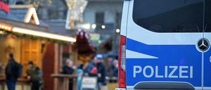 Ein Polizeiauto steht am Eingang des Weihnachtsmarktes am Luisenplatz.