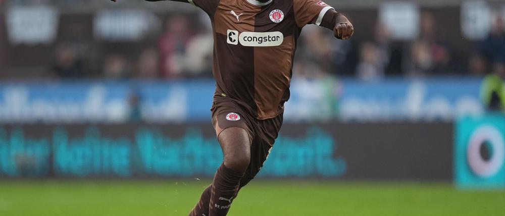 Pauli-Profi Afolayan wurde in den sozialen Medien rassistisch beleidigt