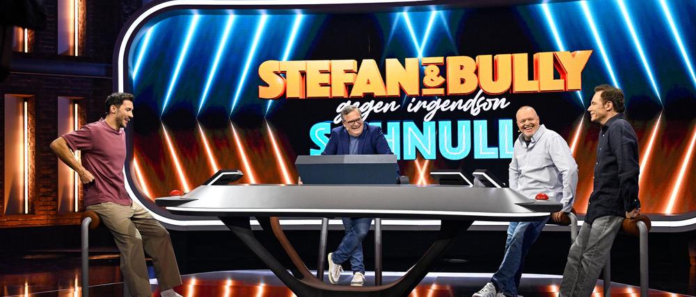 Stefan Raab und Michael „Bully“ Herbig bekamen es in ihrer neuen Show mit Bundeswehr-Arzt Marc zu tun.