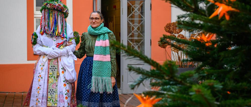 Das Jänschwalder Christkind und eine Begleiterin besuchen das Wendische Museum Cottbus. Dieser regionale Vorweihnachtsbrauch ist in der Niederlausitzer Trachtenregion nur noch in der Gemeinde Jänschwalde lebendig geblieben.
