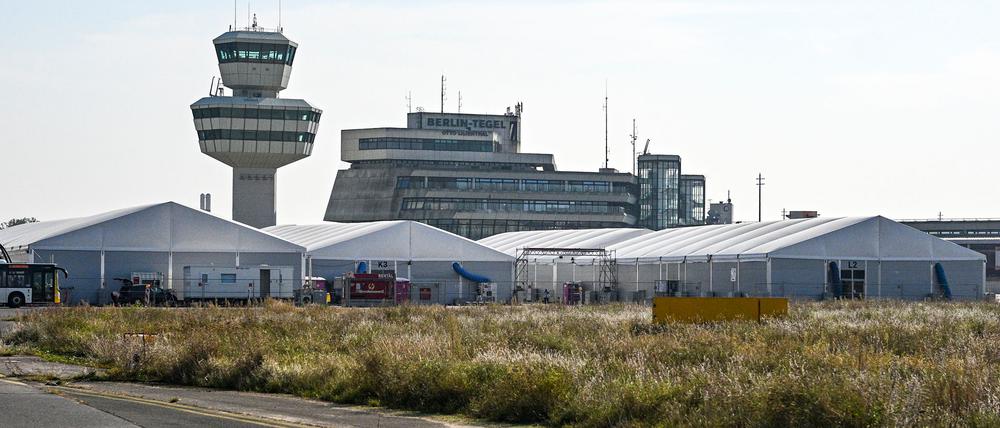 Auf dem Gelände des ehemaligen Flughafens Tegel ist aus Sicht der CDU-Fraktion noch Platz für deutlich mehr Flüchtlinge als bisher. (Archivfoto)