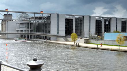 Berlin im Regierungsviertel am Spreebogen. - das Paul-Löbe-Haus, dahinter ist die Kuppel des Reichstags zu sehen. Foto: doris spiekermann-klaas