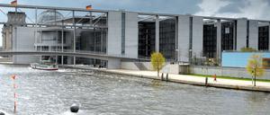 Berlin im Regierungsviertel am Spreebogen. - das Paul-Löbe-Haus, dahinter ist die Kuppel des Reichstags zu sehen. Foto: doris spiekermann-klaas