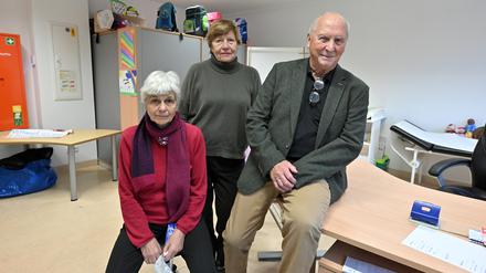 Ärztin Angelica Jacob, Sprechstundenhelferin Silvia Christ und Arzt Claus Herrmann (von links) helfen gemeinsam mit der Sprechstundenhilfe Hannelore Lasslop (nicht im Bild) niederschwellig im Bisamkiez sozial schwachen Familien.