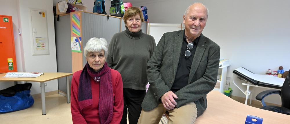 Ärztin Angelica Jacob, Sprechstundenhelferin Silvia Christ und Arzt Claus Herrmann (von links) helfen gemeinsam mit der Sprechstundenhilfe Hannelore Lasslop (nicht im Bild) niederschwellig im Bisamkiez sozial schwachen Familien.