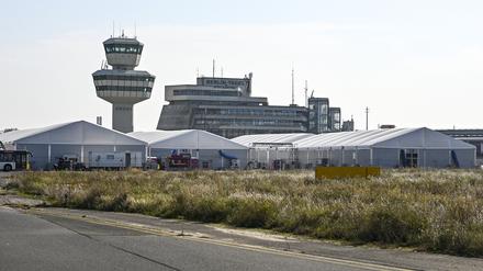 Blick auf das Ankunftszentrum für Geflüchtete am ehemaligen Flughafen Tegel.