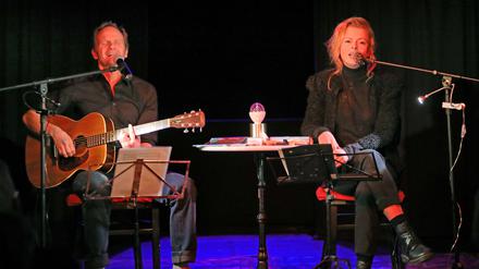 Christian Näthe und Isabell Gerschke lesen und singen im Theaterschiff André Kubiczeks „Skizze eines Sommers“.
