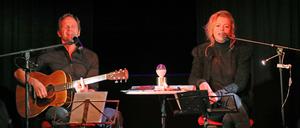 Christian Näthe und Isabell Gerschke lesen und singen im Theaterschiff André Kubiczeks „Skizze eines Sommers“.
