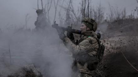 Auf diesem vom Pressedienst der 24. Mechanisierten Brigade der Ukraine zur Verfügung gestellten Foto verbessert ein Soldat der 24. Mechanisierten Brigade seine taktischen Fähigkeiten auf einem Übungsplatz in der Region Donezk.