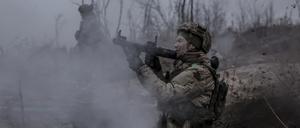 Auf diesem vom Pressedienst der 24. Mechanisierten Brigade der Ukraine zur Verfügung gestellten Foto verbessert ein Soldat der 24. Mechanisierten Brigade seine taktischen Fähigkeiten auf einem Übungsplatz in der Region Donezk.