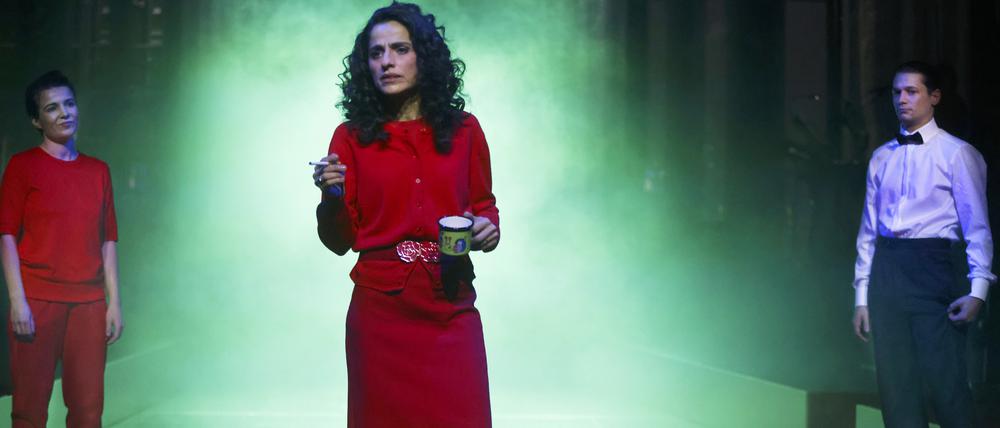 Flavia Lefèvre, Sesede Terziyan  und Doğa Gürer (v.l.) in „Vatermal“. 