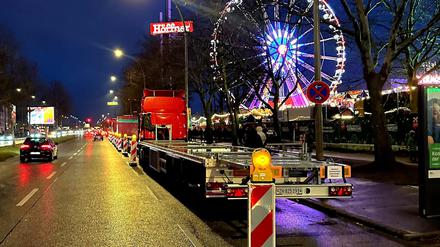 Lkw dienen als Barriere vor dem Weihnachtsrummel.