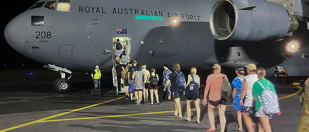 Nachdem ein heftiges Erdbeben den Inselstaat Vanuatu erfasst hat, konnten bereits Hunderte Touristen ausgeflogen werden.