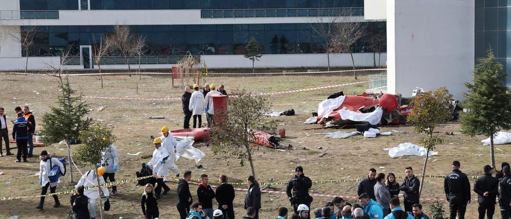 Ein Rettungshubschrauber ist in der südtürkischen Provinz Mugla gegen ein Krankenhaus geprallt und dann abgestürzt
