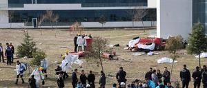 Ein Rettungshubschrauber ist in der südtürkischen Provinz Mugla gegen ein Krankenhaus geprallt und dann abgestürzt