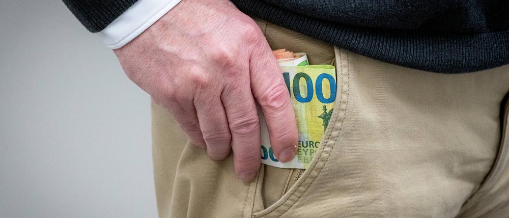 Ein Mann ließ 42.000 Euro am Bahnhof liegen. (Symbolbild)
