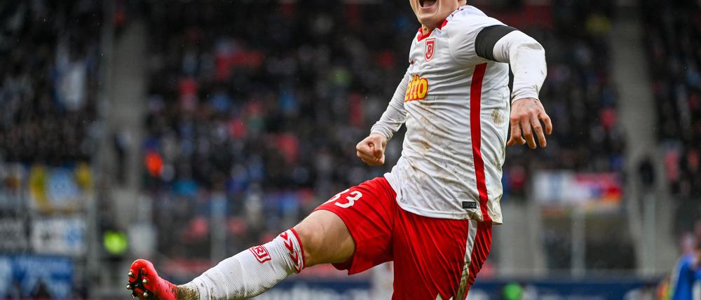 Freudensprung: Kai Pröger trifft für Jahn Regensburg.